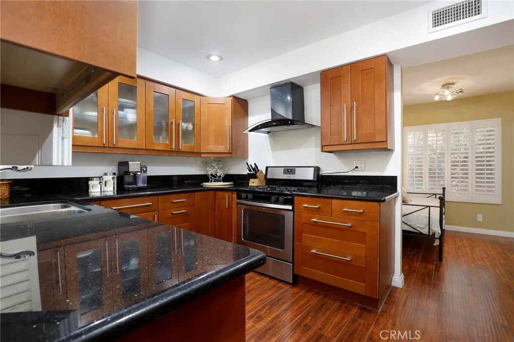 22666 Cavalier Street, Woodland Hills, California 91364 home-pic-10